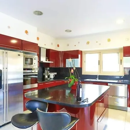 5 Bedroom Paphos Βίλα *