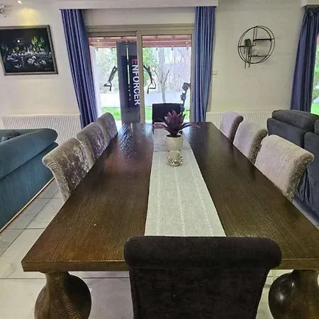 5 Bedroom Paphos Βίλα *